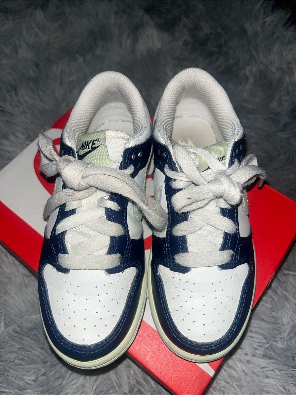 Nike Kids White and Navy Low-Top Sneakers - Picture 5 of 9
